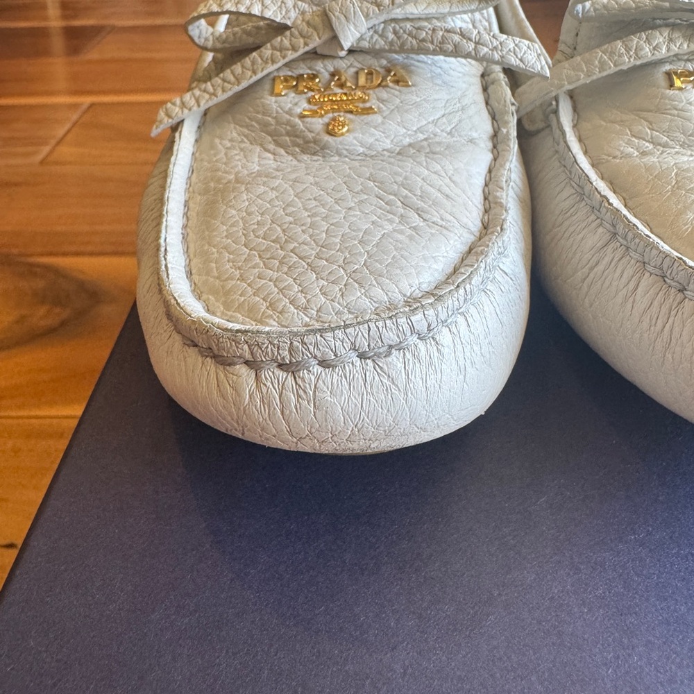 Prada CALZATURA DONNA Cream Pebbled Leather Slip-On Loafers with Gold Logo - Picture 4 of 7